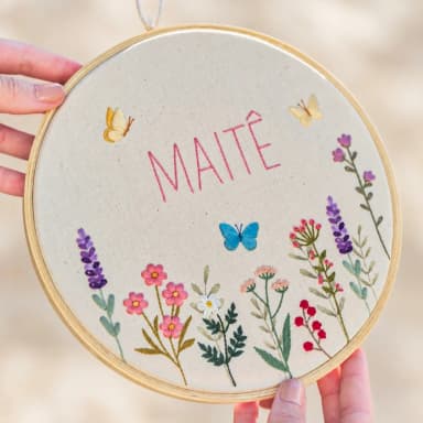 Porta Maternidade Floral com Nome e Borboletas | Bordado à Mão Personalizado
