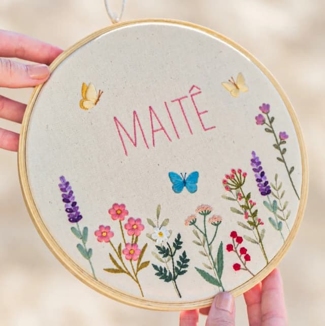 Porta Maternidade Floral com Nome e Borboletas | Bordado à Mão Personalizado