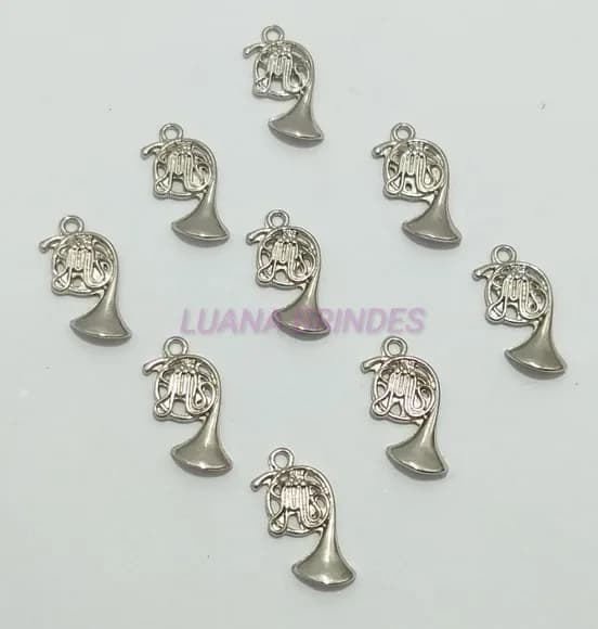 Pingente Trompa em Metal Prateado - pct c/12 unid