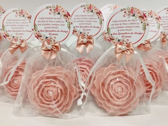 Lembrancinha 95 Anos: Sabonete Rosa Delicada Luxo