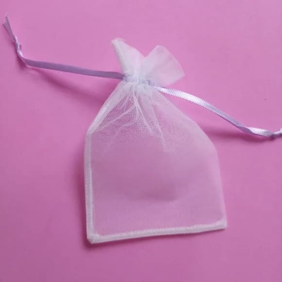 Saquinho Organza Tunil Branco com Fita Lilás 8x13cm