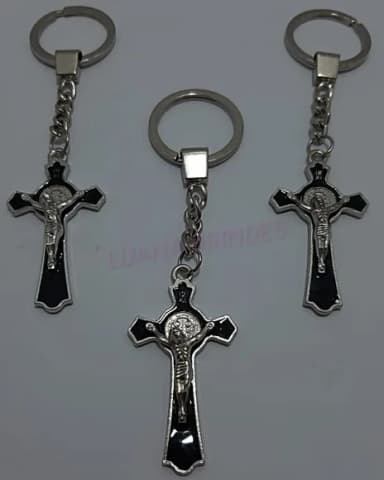 Chaveiro de Cruz c/ Jesus em Metal Prateado - 03 Unidades