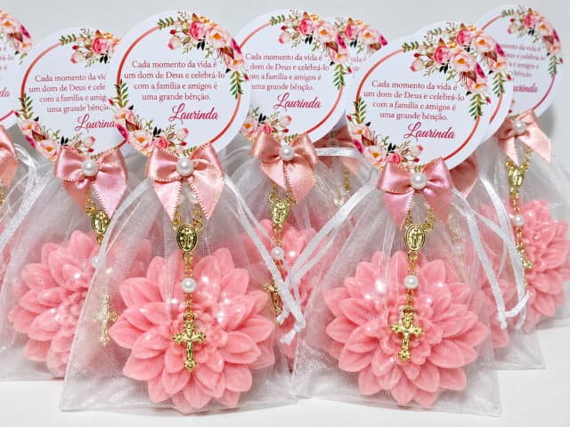Lembrancinha 90 Anos: Sabonete Flor Dália com Mini Terço