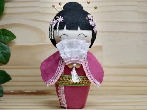Boneca Kokeshi em feltro - 20 cm