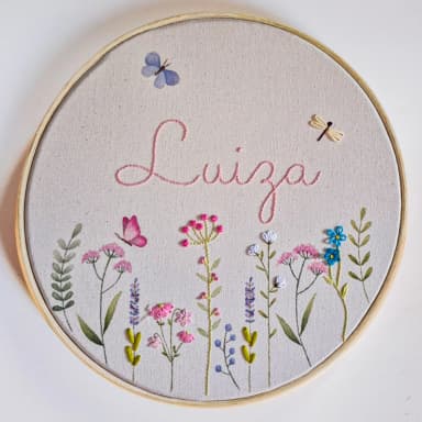 Porta Maternidade Jardim Floral com Nome | Bordado à Mão e Aquarela Personalizado