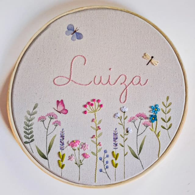 Porta Maternidade Jardim Floral com Nome | Bordado à Mão e Aquarela Personalizado