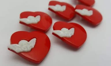 Aplique Botões Coração com Anjinho de Plastico 2,5cm - 20 Un