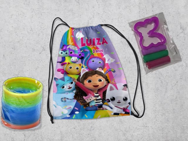 Kit Mochilinha + Mini Massinha de modelar e mola Maluca Casa Mágica da Gabby