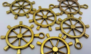 Pingente de Leme em Metal Dourado de 3,2cm - 10 Unidades