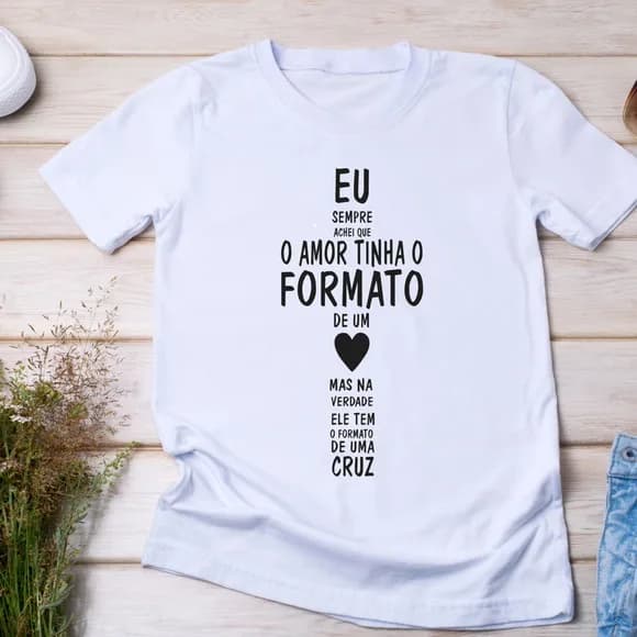 Camiseta Religiosa o Amor Tem o Formato de Uma Cruz