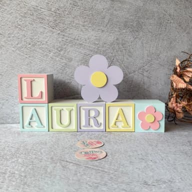 Cubos Decorativos Nome do Bebê 6x6 cm com Flor em MDF Tons Pastel - Personalizados para Nicho ou Prateleira