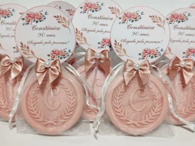 Lembrancinha 90 Anos: Sabonete Letra Inicial Personalizada