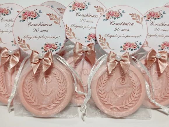 Lembrancinha 90 Anos: Sabonete Letra Inicial Personalizada