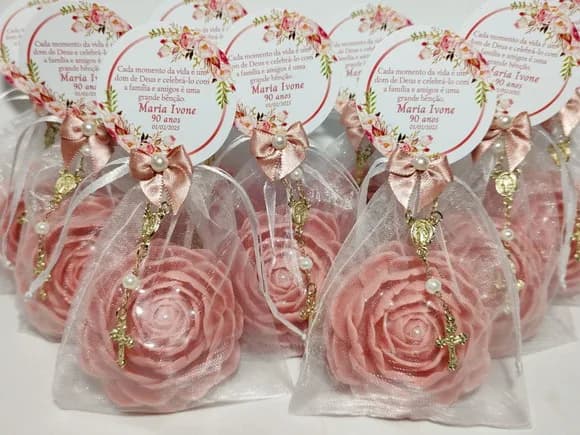 Lembrancinha 90 Anos: Sabonete Rosa Delicada Luxo com Terço