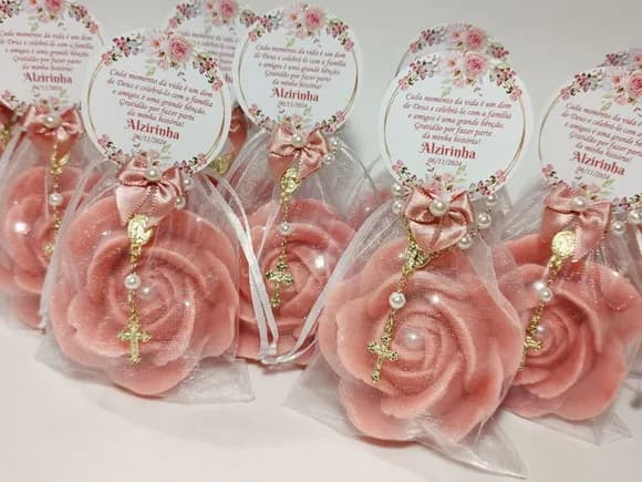 Lembrancinha 80 Anos: Sabonete Rosa Elegance com Mini Terço