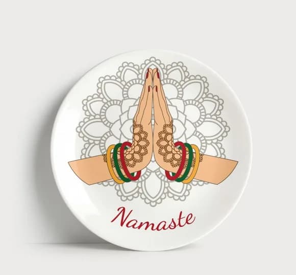 Prato Decorativo Namastê Mãos e Pulseiras - Porcelana 21cm