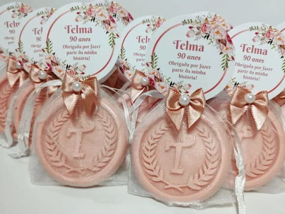 Lembrancinha 90 Anos: Sabonete Letra Inicial Personalizada