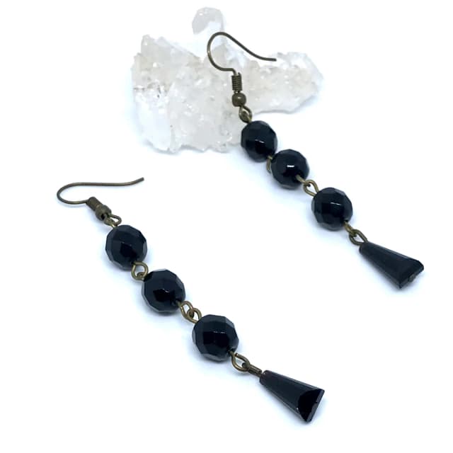 Brinco Retrô Ouro Velho com Cristal Tcheco Jablonex Negro e Cone Facetado