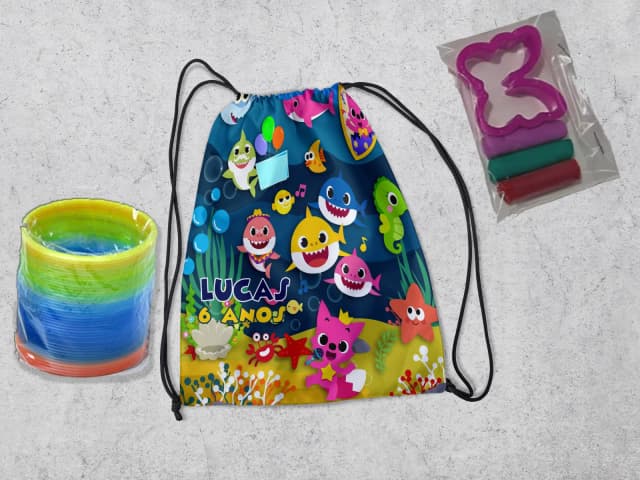 Kit Mochilinha + Mini Massinha de modelar e mola Maluca do Baby Shark