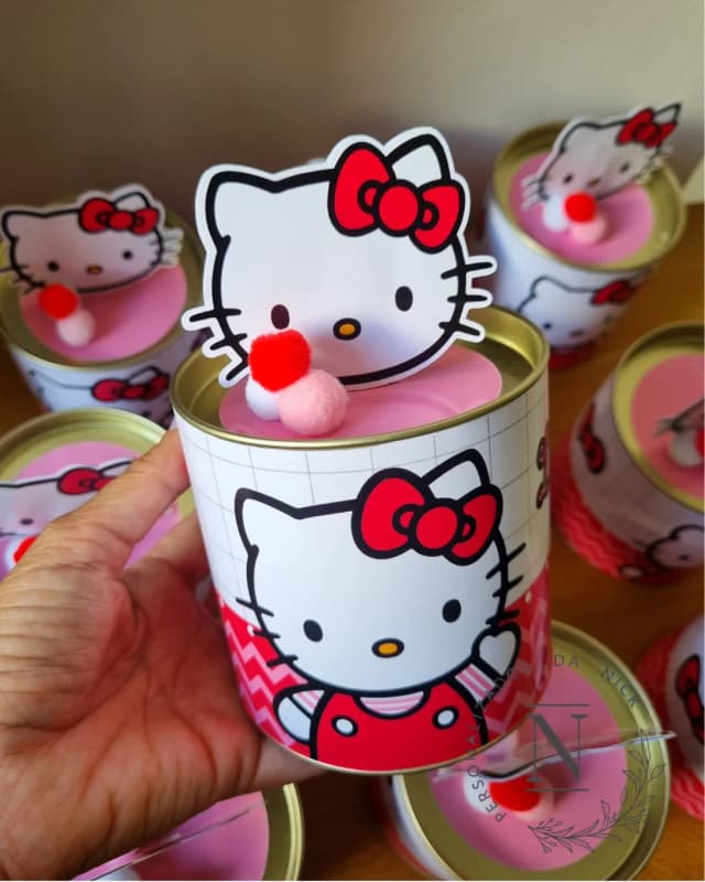 Centro de mesa  Kitty tubolata 9X9 com aplique 3D