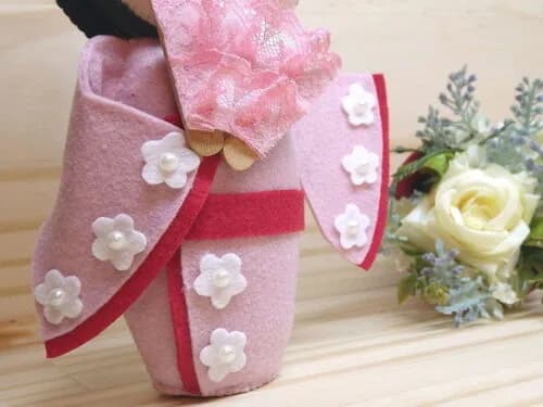 Boneca Kokeshi em feltro - 20 cm