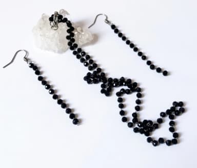 Conjunto Delicado Colar e Brincos com Cristais Negros e Aço Inox