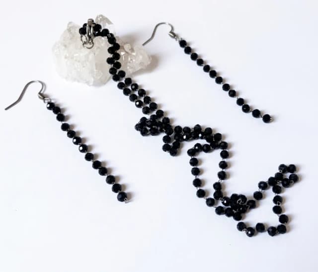 Conjunto Delicado Colar e Brincos com Cristais Negros e Aço Inox