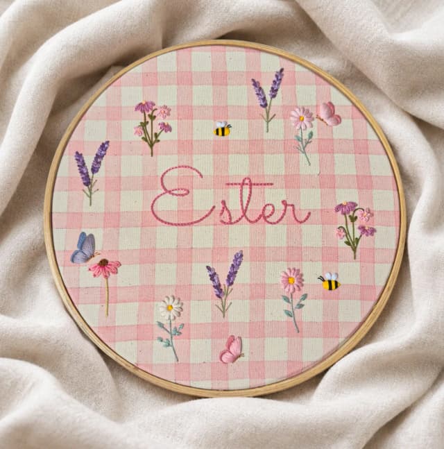 Porta Maternidade Xadrez Rosa com Nome | Flores e Borboletas Bordadas à Mão