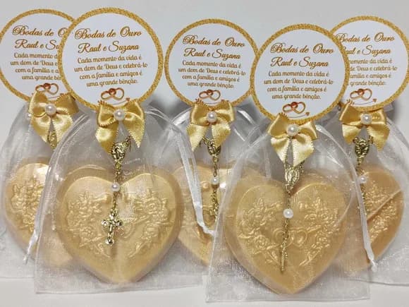 Lembrancinha Bodas de Ouro: Sabonete Coração com Mini Terço