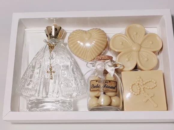 Kit Presente Nossa Senhora: Aromatizador com Sabonetes