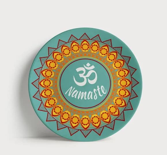Prato Decorativo Namastê - Porcelana 21cm (com Suporte)