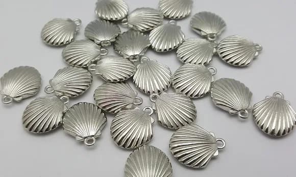 Pingente de Concha Prateada de 1,8cm de Metal - 8 Unidades