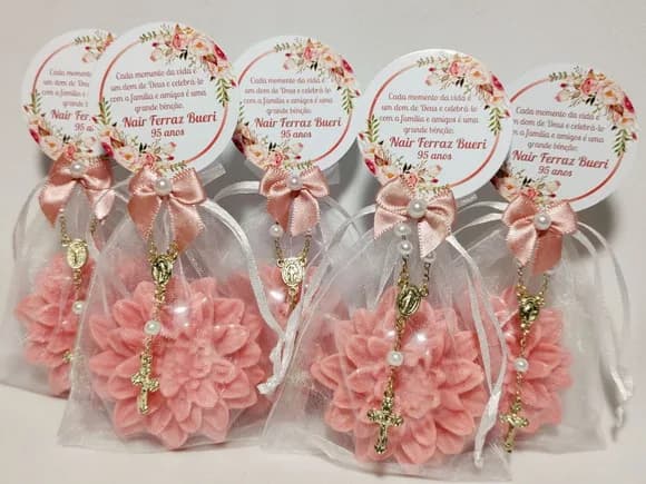 Lembrancinha 95 Anos: Sabonete Flor Dália com Mini Terço
