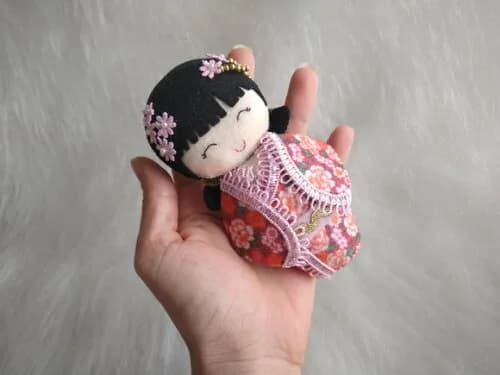 Boneca Kokeshi em feltro 15 cm