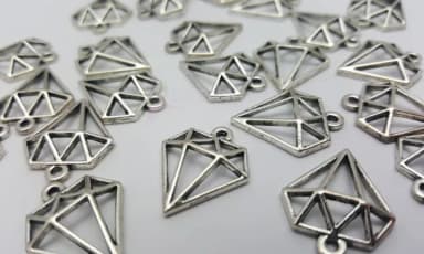 Pingente de Diamante Prateado de 1,9cm - 12 Unidades