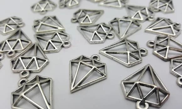 Pingente de Diamante Prateado de 1,9cm - 12 Unidades
