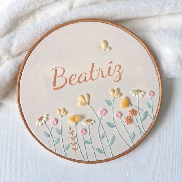 Porta Maternidade Bordado à Mão - Floral Amarelo