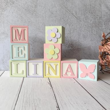 Cubos Decorativos Nome do Bebê 6x6 cm em MDF Tons Pastel - Personalizados para Nicho ou Prateleira - Tema Jardim