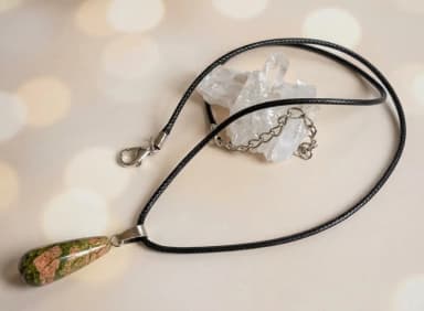 Colar Cordão Couro com Pingente Gota Pedra variadas