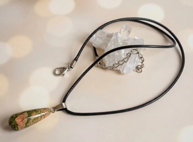 Colar Cordão Couro com Pingente Gota Pedra variadas