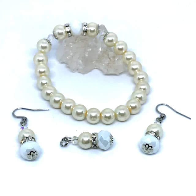 Conjunto Brilho Atemporal - Elegância Clássica: Pérola de Vidro, Cristal e Inox 