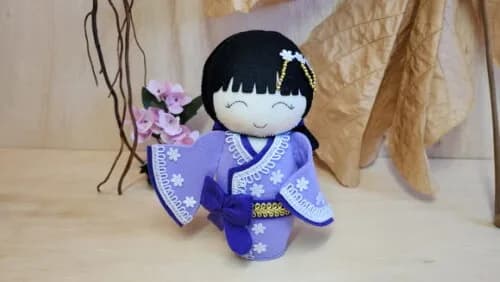 Boneca Kokeshi em Feltro 18 cm - Chamar Chat