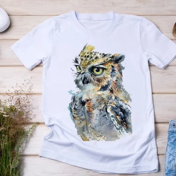Camiseta Coruja Realista em Tons Terrosos e Aquarela