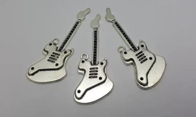 Pingente de Guitarra Prateado de 7,3cm