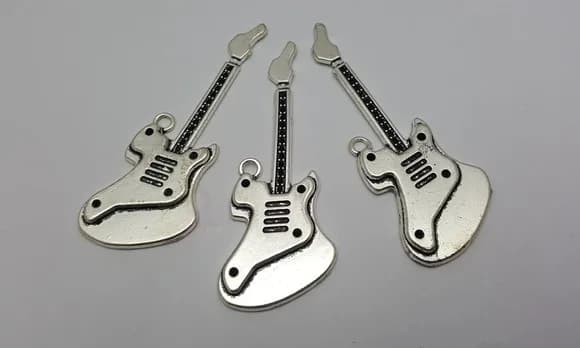 Pingente de Guitarra Prateado de 7,3cm