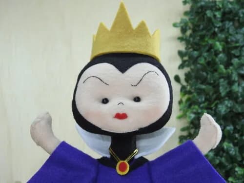 Rainha má em feltro
