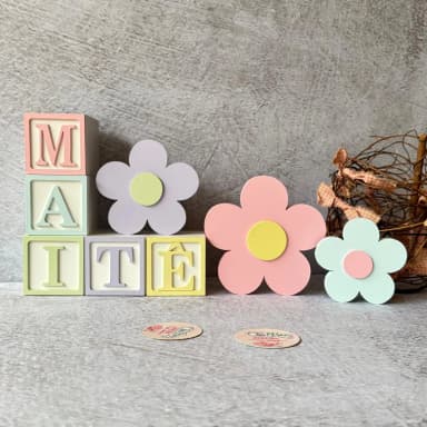 Cubos Decorativos Personalizados 6x6 cm com Trio de Flores em MDF para Quarto de Bebê