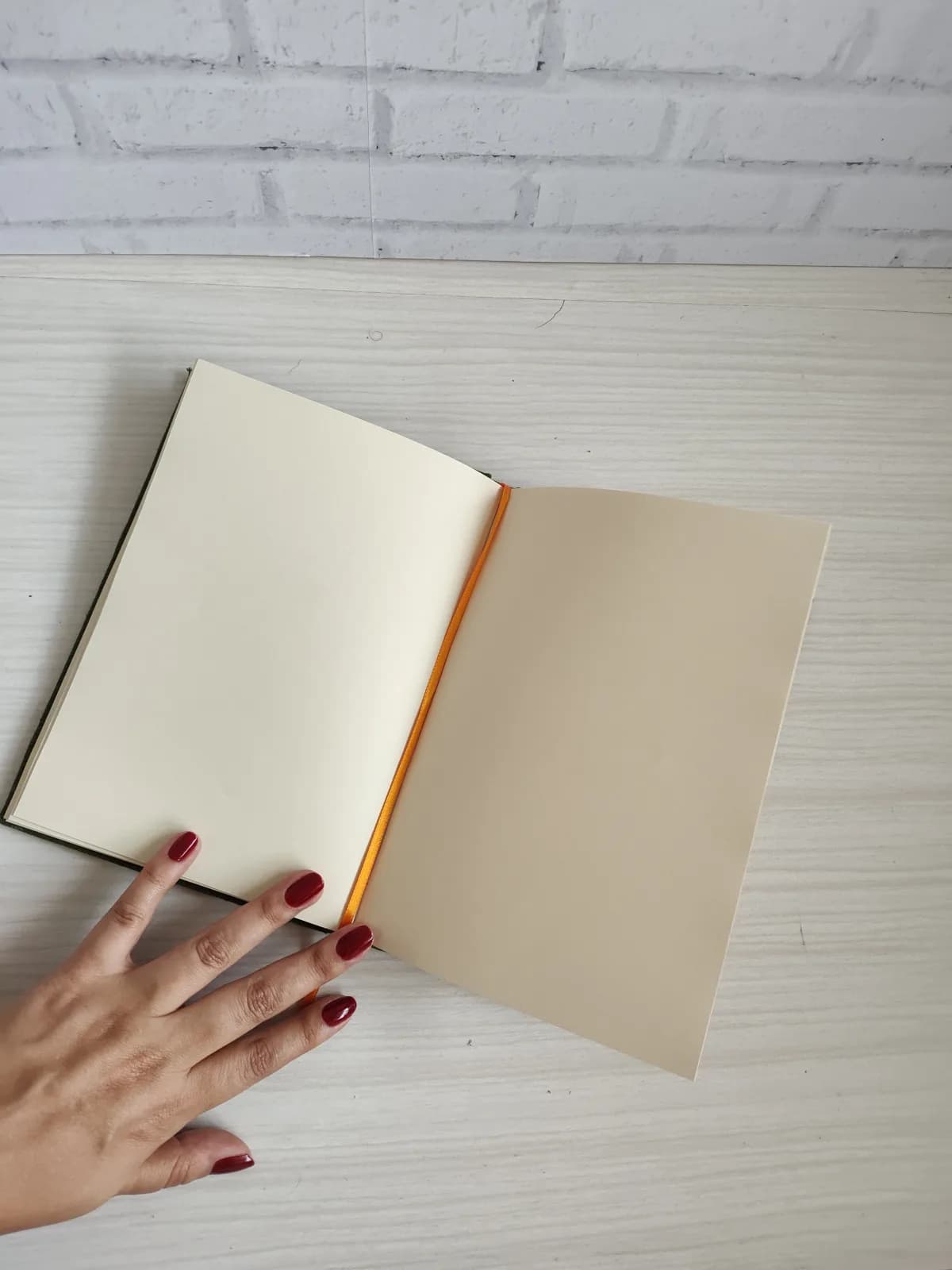 Caderno Bordado Rosa na Janela