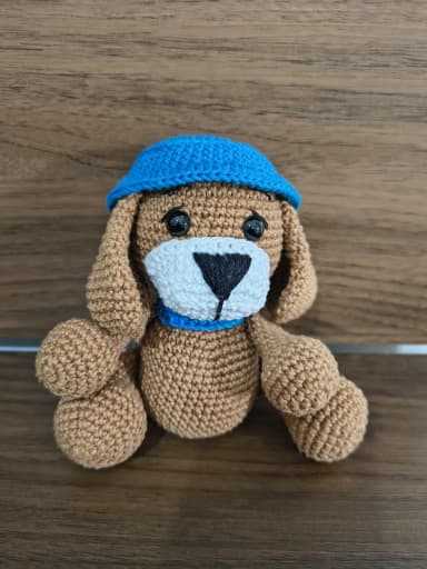 Cachorro amigurumi com coleira e chapéu