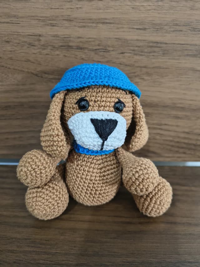 Cachorro amigurumi com coleira e chapéu